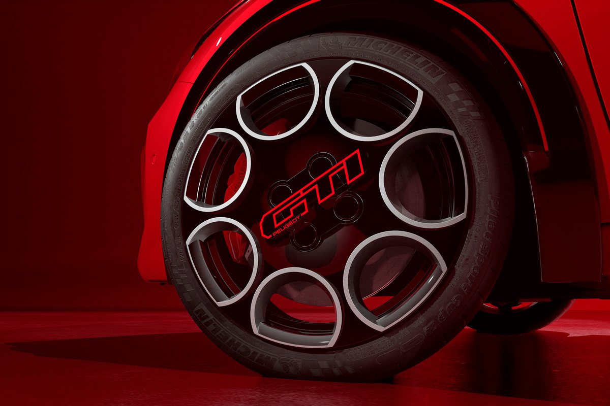 輪圈真是好看,圈胎規格為215/40 R18 Pilot Sport Cup 2。