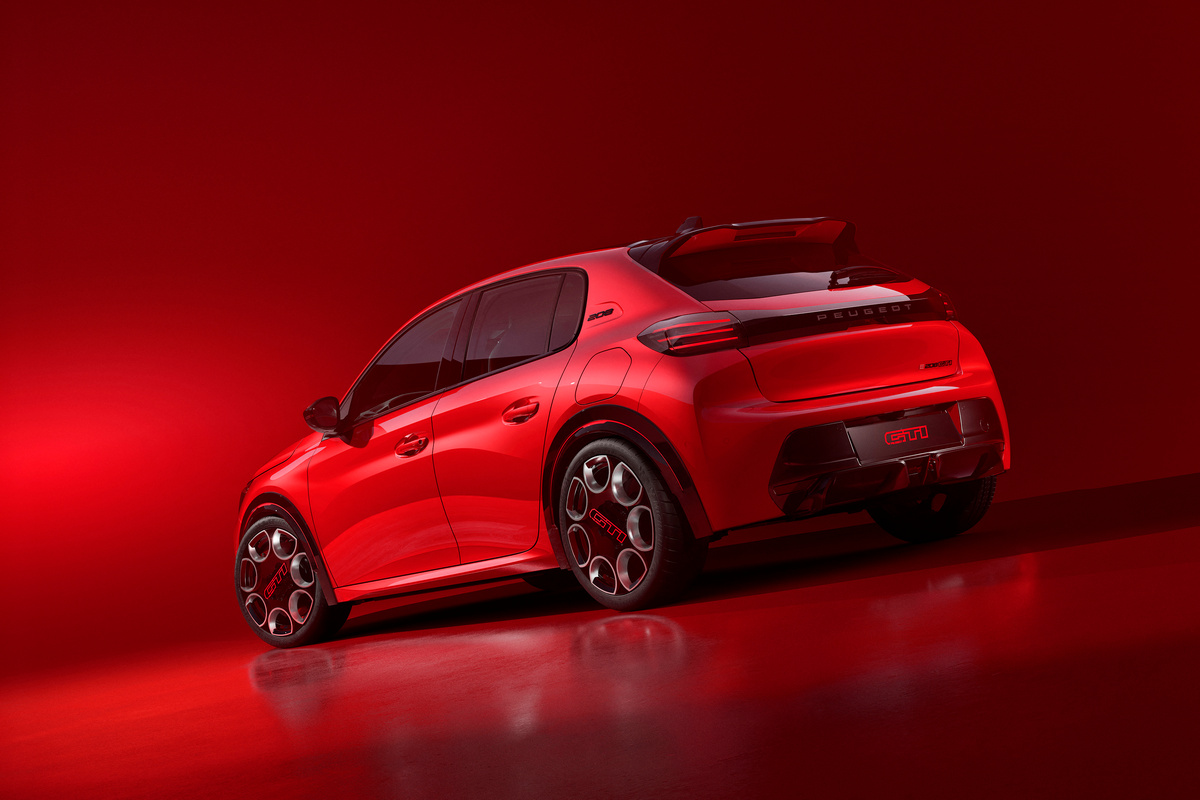 E-208 GTi擁有280hp/35.2kgm動力,0~100km/h加速5.7秒。