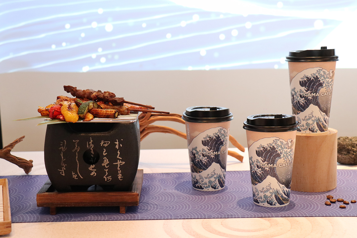 CAMA CAFE攜手《會動的浮世繪》推出限定飲品,沉浸體驗展共創和風盛夏咖啡祭。(示意圖)
