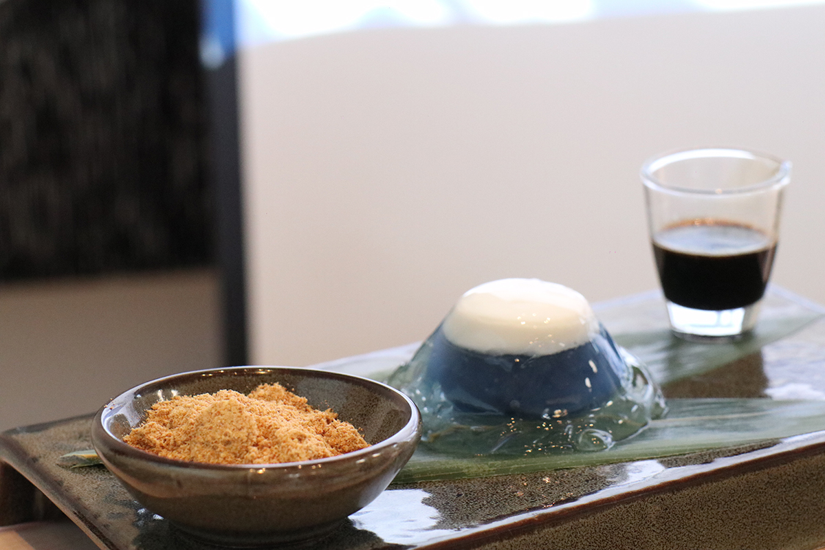 CAMA CAFE攜手《會動的浮世繪》推出限定飲品,沉浸體驗展共創和風盛夏咖啡祭。(示意圖)