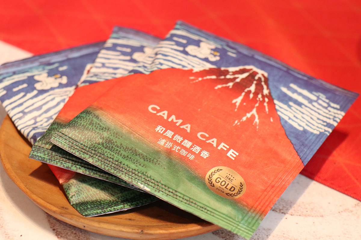CAMA CAFE攜手《會動的浮世繪》推出限定飲品,沉浸體驗展共創和風盛夏咖啡祭。(示意圖)