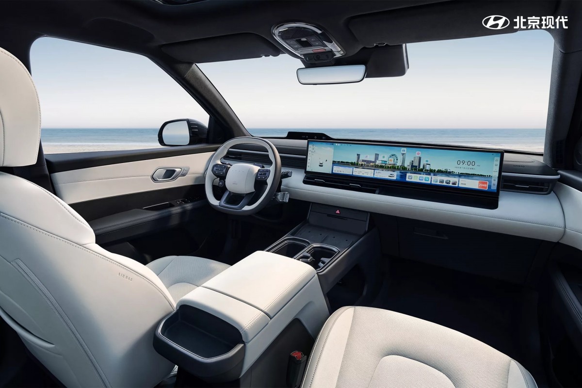 Hyundai Elexio正式發布內裝照片,這輛車幾乎捨棄了所有實體按鍵,並且用上了超大螢幕來控制車輛。