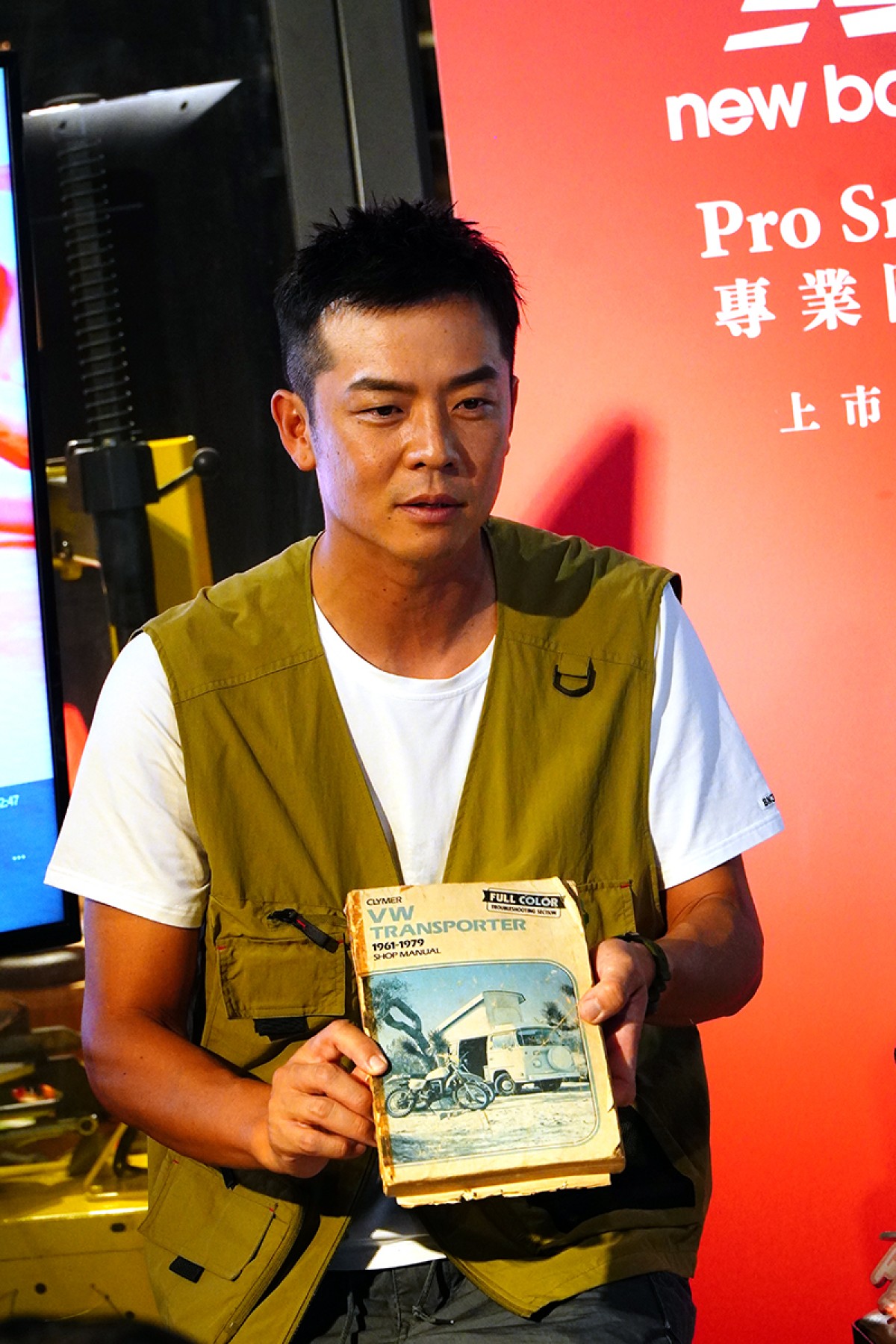 姚元浩更找出VWCV T2露營車的原廠修護手冊,係屬靠著這本手冊一點一滴復原愛車。