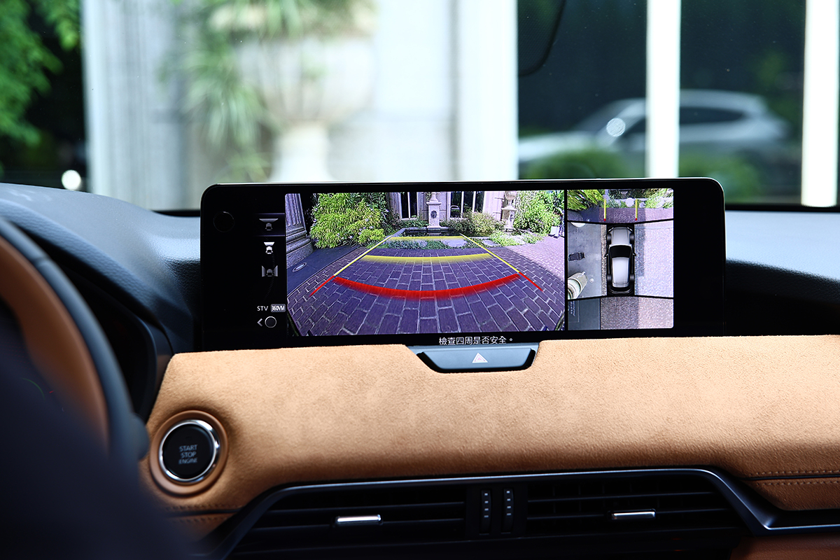 12.3吋中央資訊顯示幕除具備無線Apple CarPlay / Android Auto功能,同時配置360環景輔助系統。