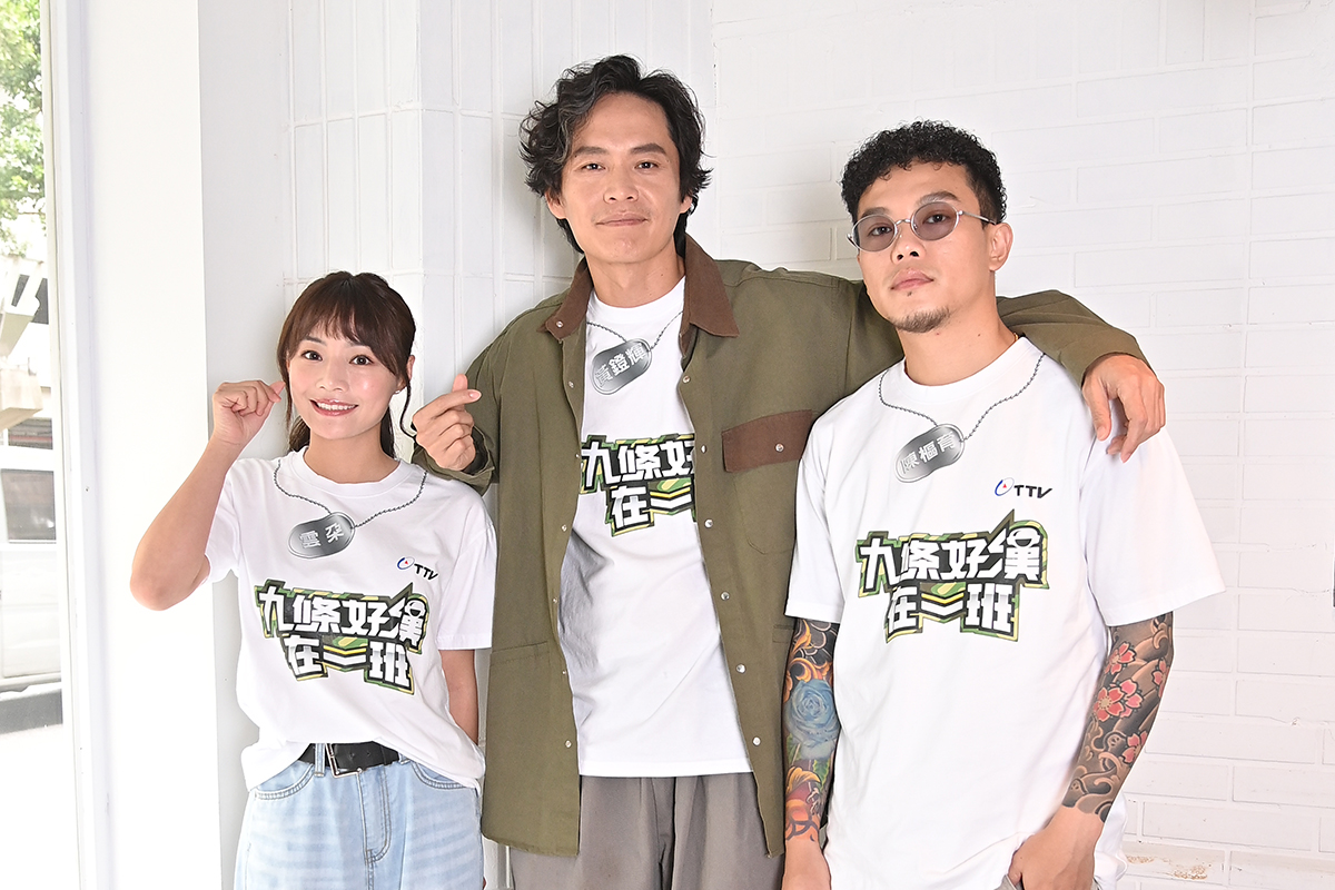 【車勢星聞】《九條好漢在一班》黃鐙輝、陳樞育與雲朵姐姐成功嶺當兵,意外收穫:學到新制快速反應打靶。(圖:台視提供)