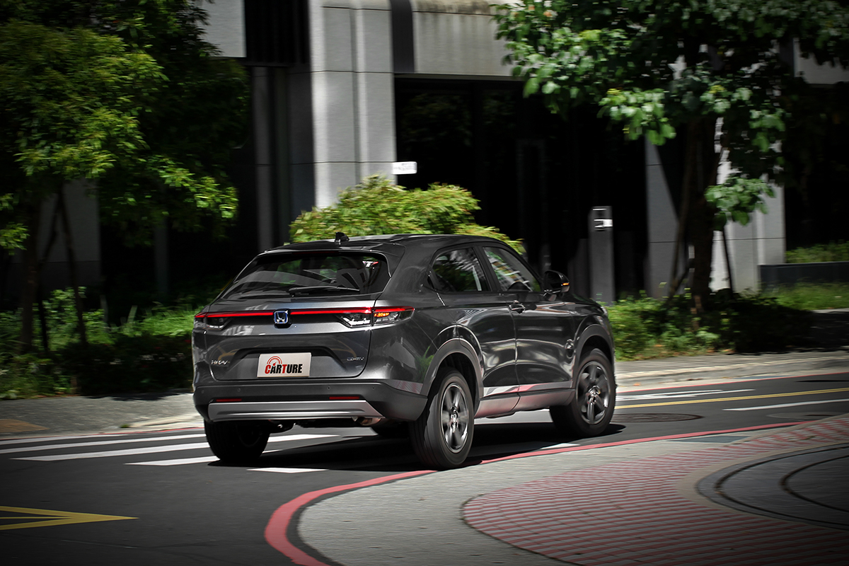 延續為車迷所津津樂道的Honda血統，Honda HR-V e:HEV擁有兼具舒適與靈活的操控特質。