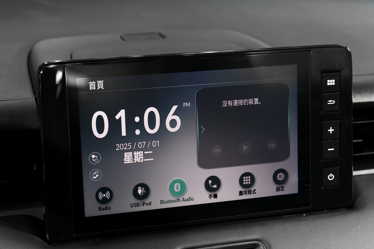 全車系配置8吋觸控式多媒體系統，可以無線Apple CarPlay或Android Auto連結個人智慧行動裝置。