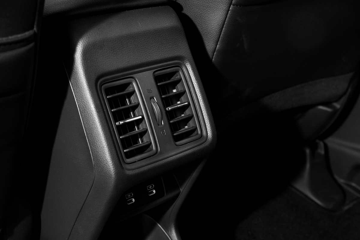 HR-V不僅具備後座出風口，Prestige車型下方更設有雙USB Type-C充電插孔。