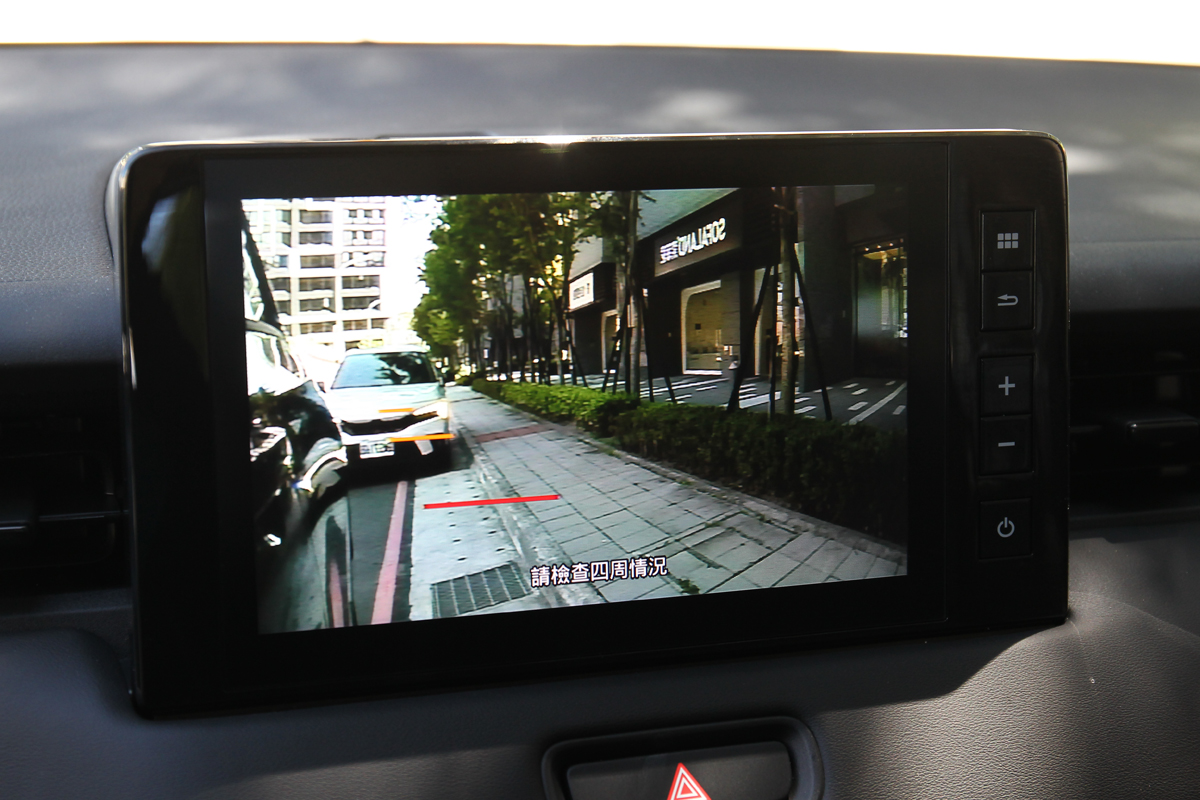 HR-V特有的LaneWatch盲點監視系統為全車系標配，可於撥打右方向燈時顯示右後方影像。