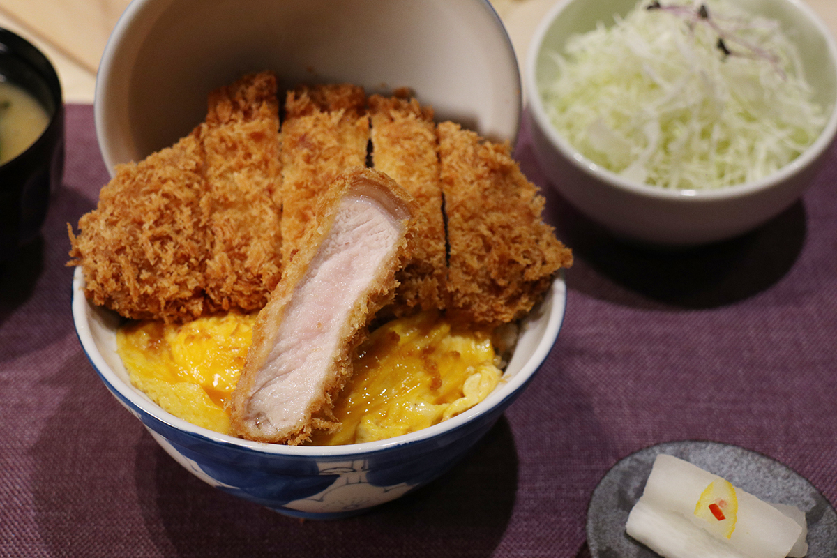 日本《かつ丼屋勝急》厚切里肌豬排丼飯。(示意圖)