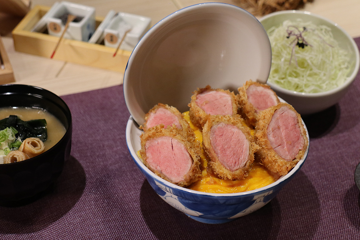 日本《かつ丼屋勝急》棒腰內豬排丼飯。(示意圖)