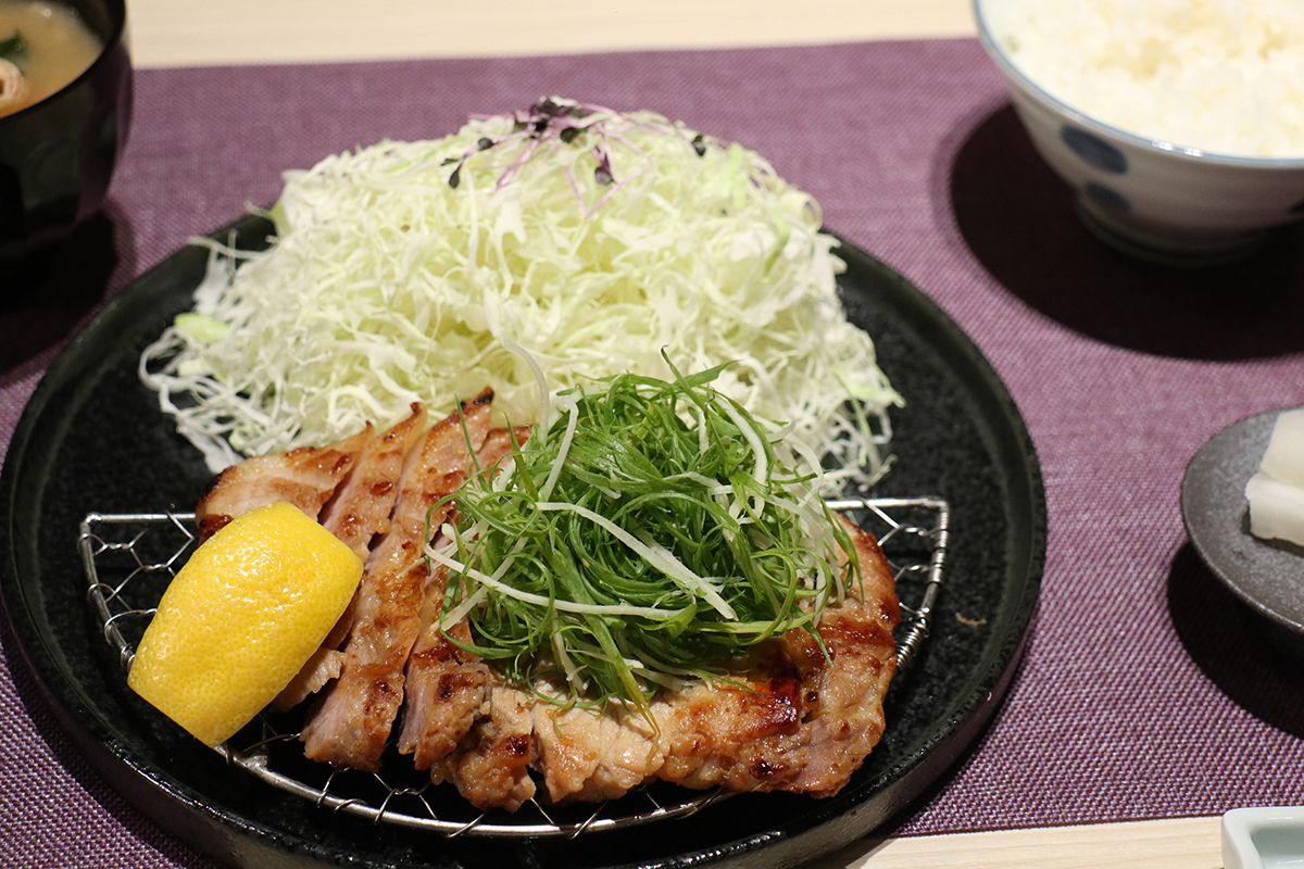 日本《かつ丼屋勝急》蔥薑燒里肌定食。(示意圖)