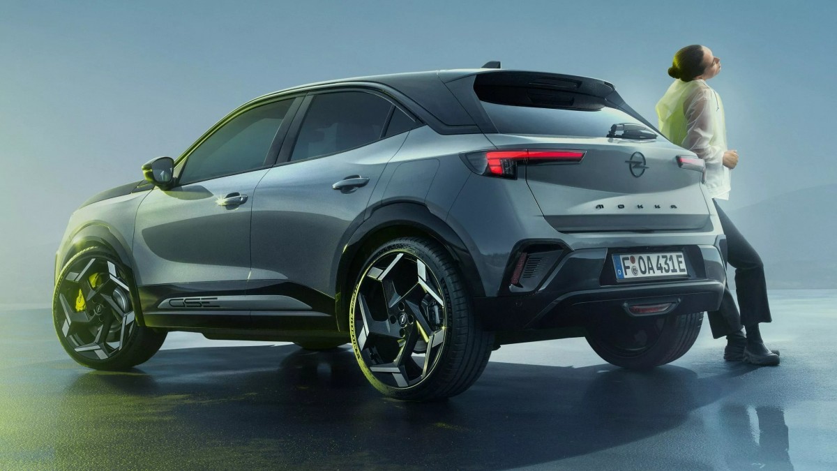 車側20吋空氣力學輪圈與加寬輪拱,為整體造型增添侵略感,。