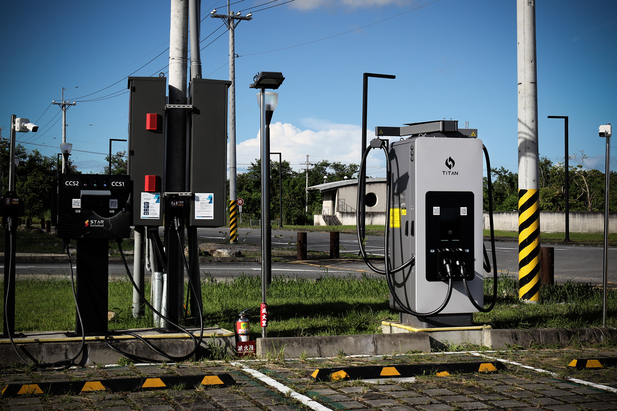 充電站會依各地情境與生活習慣設置7kW、30kW、180kW、360kW充電樁與CCS1/CCS2充電規格。