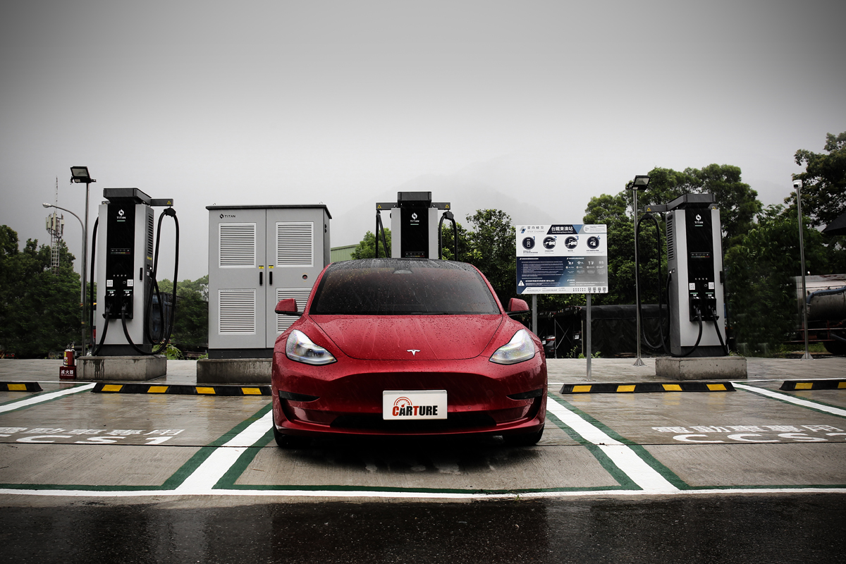 宜蘭台鐵東澳站不僅是進入花東前的充電站,更採六槍360kW規格設置。