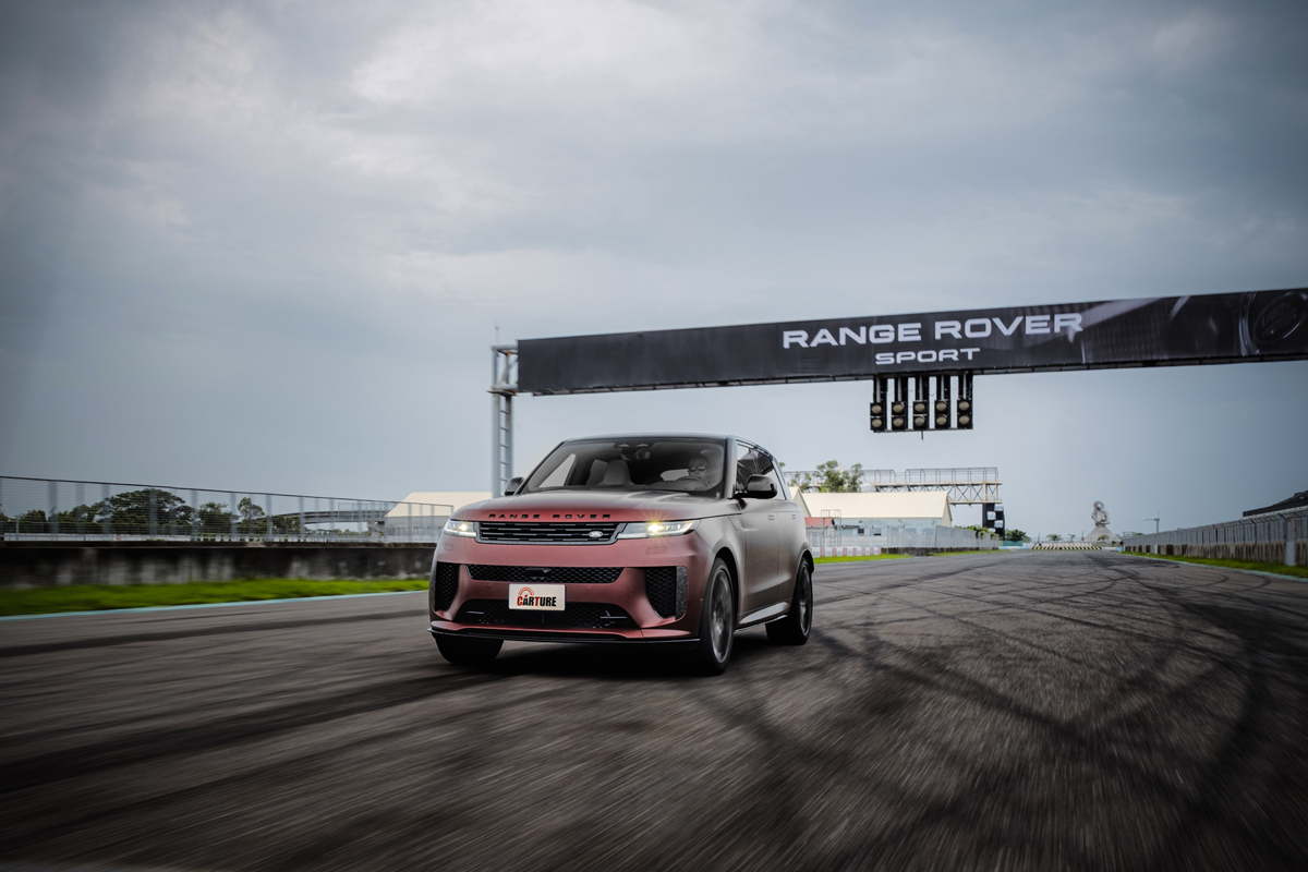 Range Rover Sport SV雖為近5米的休旅車，但4.4升V8渦輪引擎、635hp馬力、6D Dynamics動態氣壓懸吊系統則讓人感到期待賽道表現。