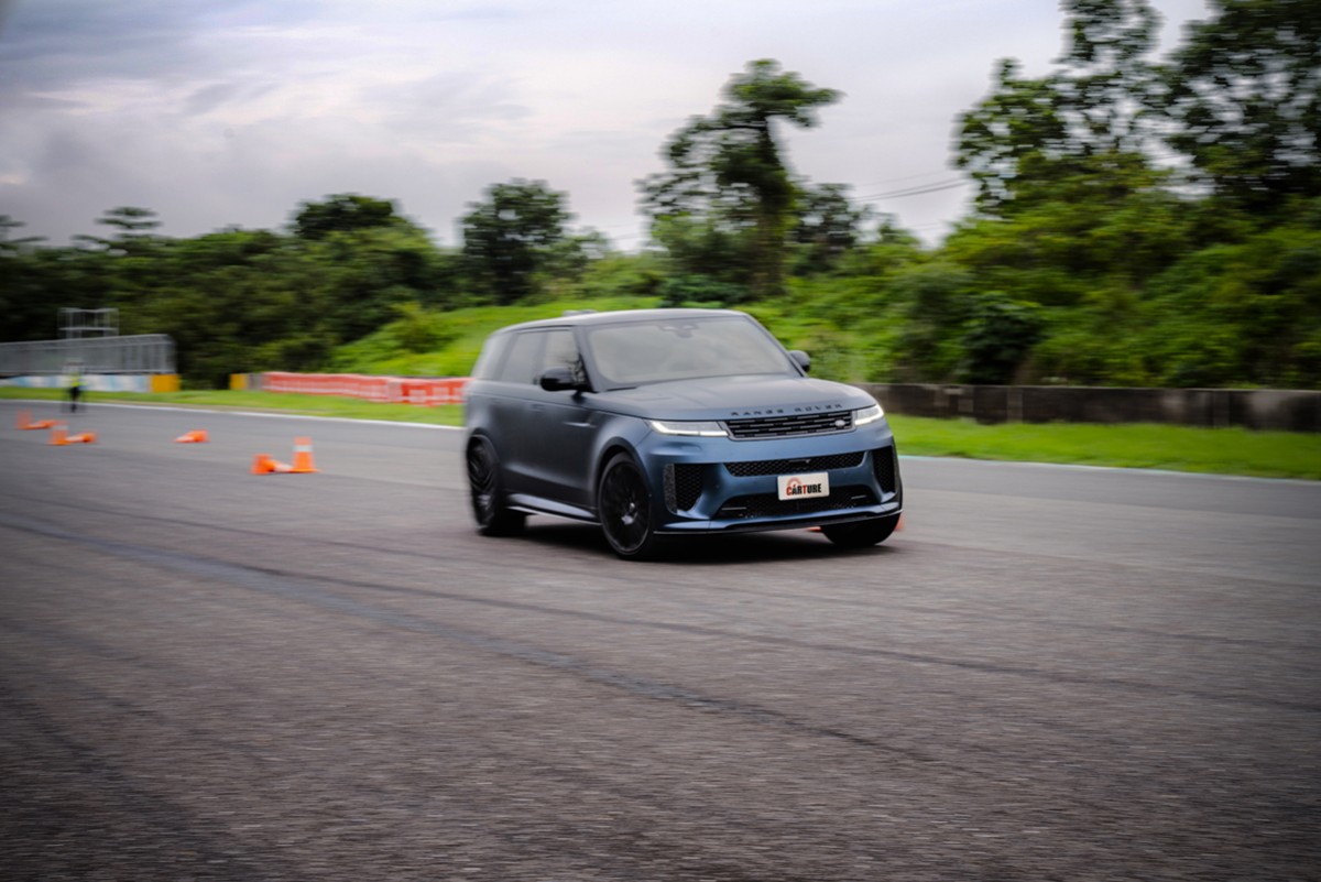 6D Dynamics動態氣壓懸吊和後輪轉向讓Range Rover Sport SV在繞錐關卡擁有靈活身手。