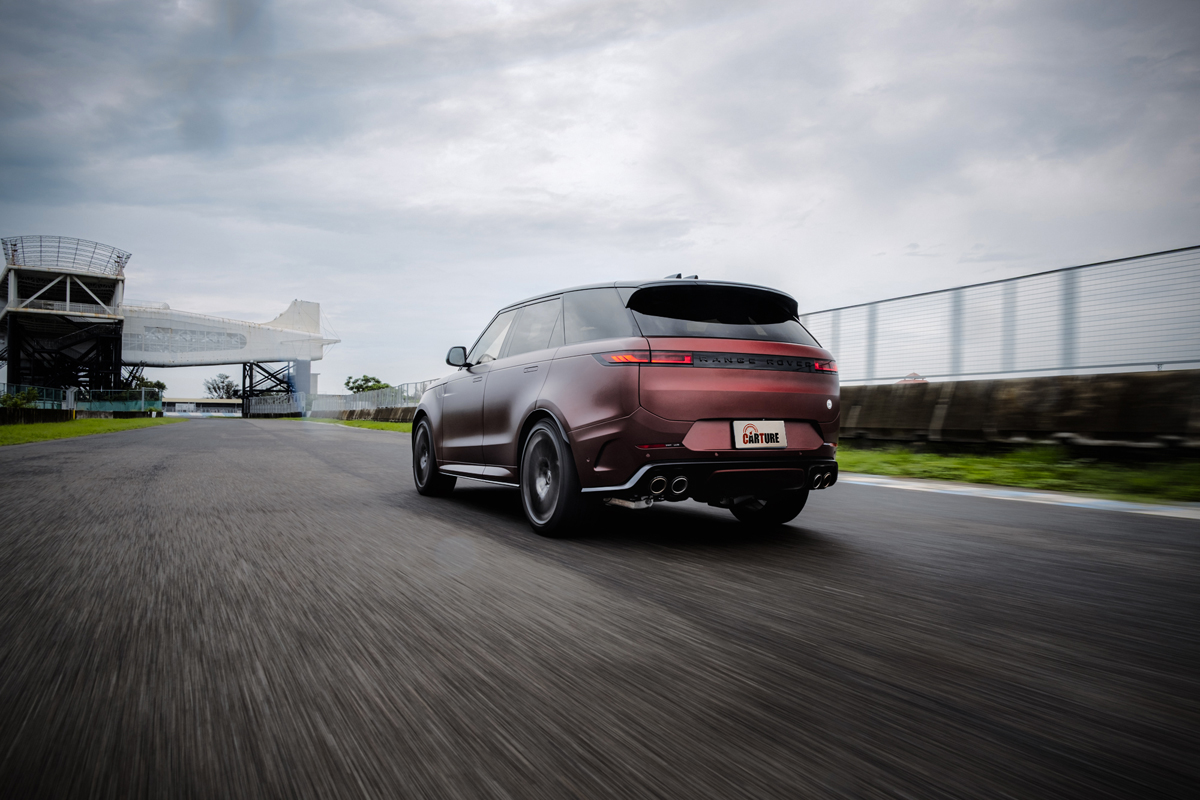 出彎加速Range Rover Sport SV以快速但平順的姿態朝下彎到奔去。