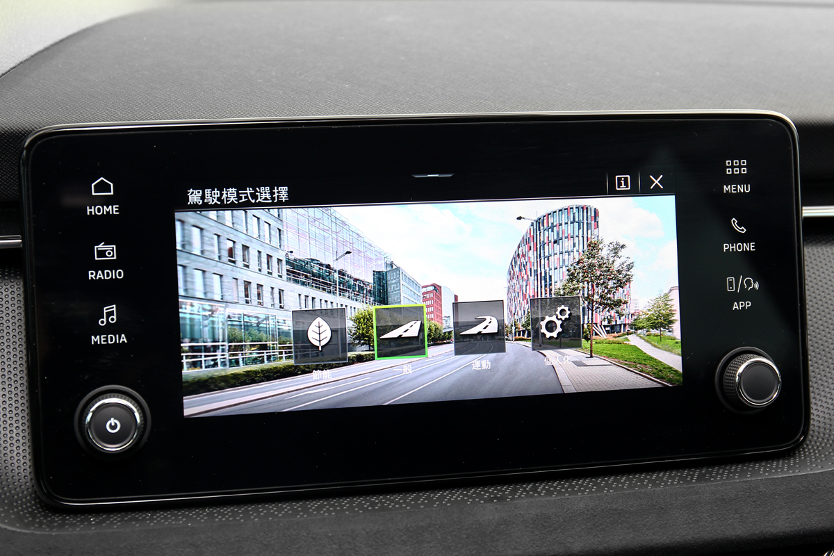 Škoda Kamiq不僅車體紮實底盤剛健,更有包含個人化設定在內的駕駛模式可選擇。