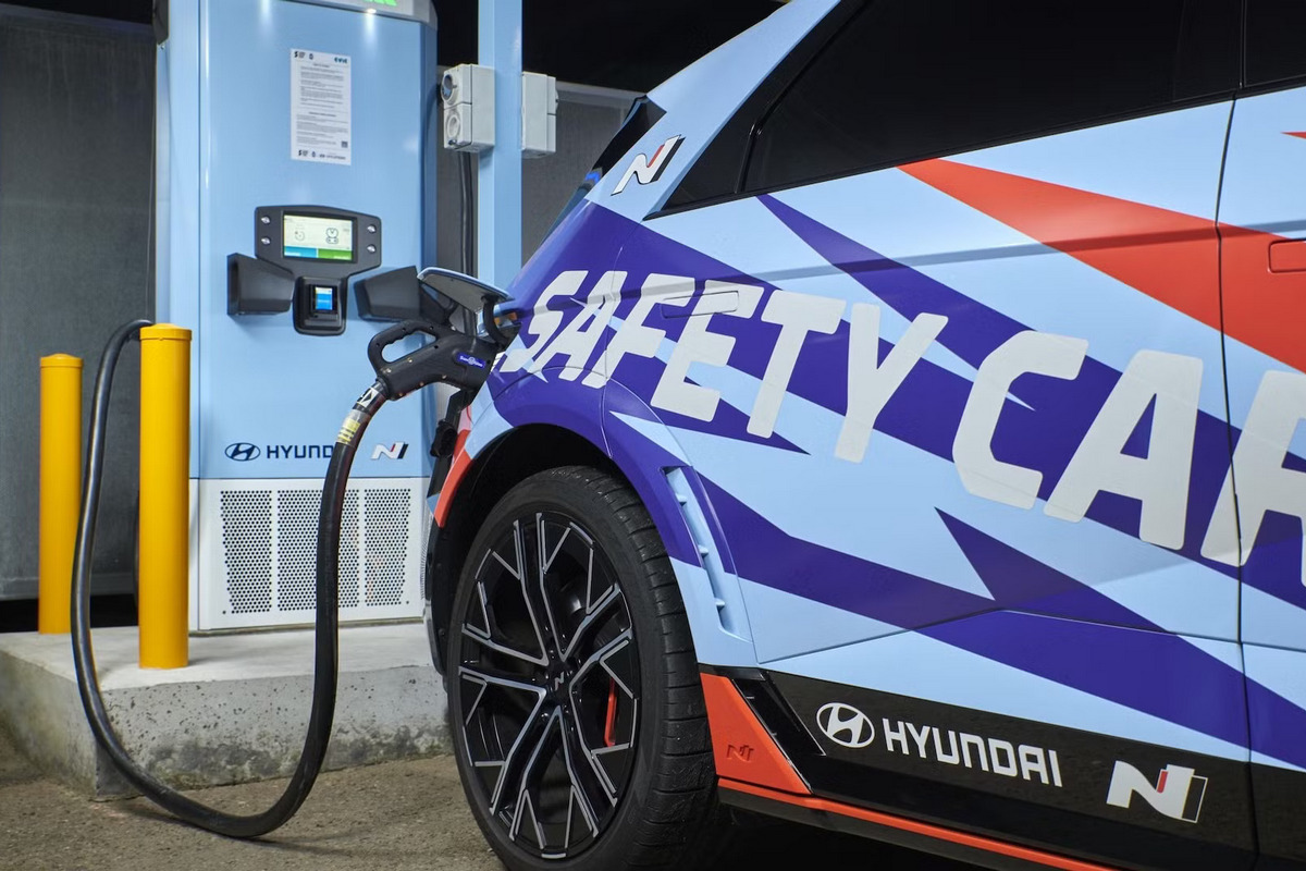 該站配置兩座150kW充電樁和四個CCS2充電槍供電動車車主使用。