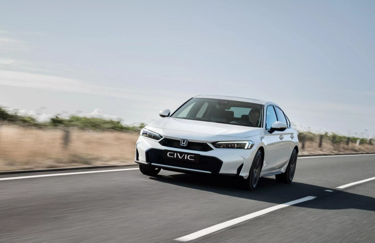 Honda宣布2026年式的歐洲版Civic e:HEV混合動力掀背車正式進行小改款,但動力與底盤皆沒有變動,僅針對外觀做出細部微調。