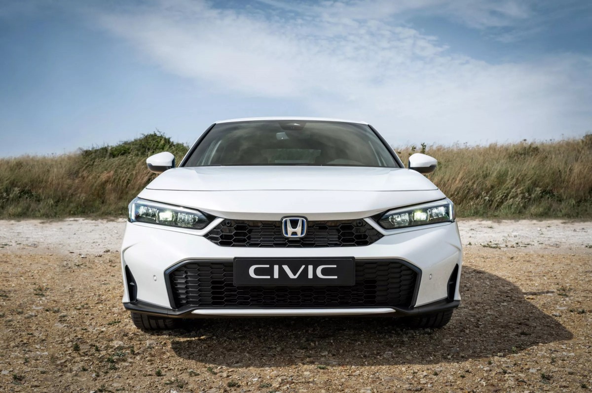新款Civic的前保險桿重新設計,霧燈被取消,取而代之的是更大面積的下氣壩與全新樣式的上格柵。
