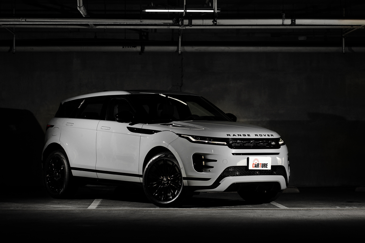 Evoque都會魅影版於水箱護罩、前後保桿、下氣壩採黑色配置。
