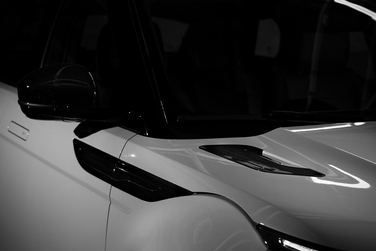 Evoque P250 Dynamic SE都會魅影版則有黑色引擎蓋散熱孔與20吋亮澤黑色輪圈。