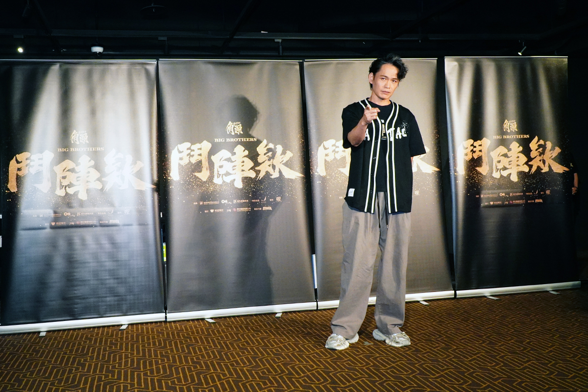 【車勢星聞】影音／黃鐙輝與二十位「專業女演員」對戲，想送老婆出國越遠越好。（圖：車勢星聞）