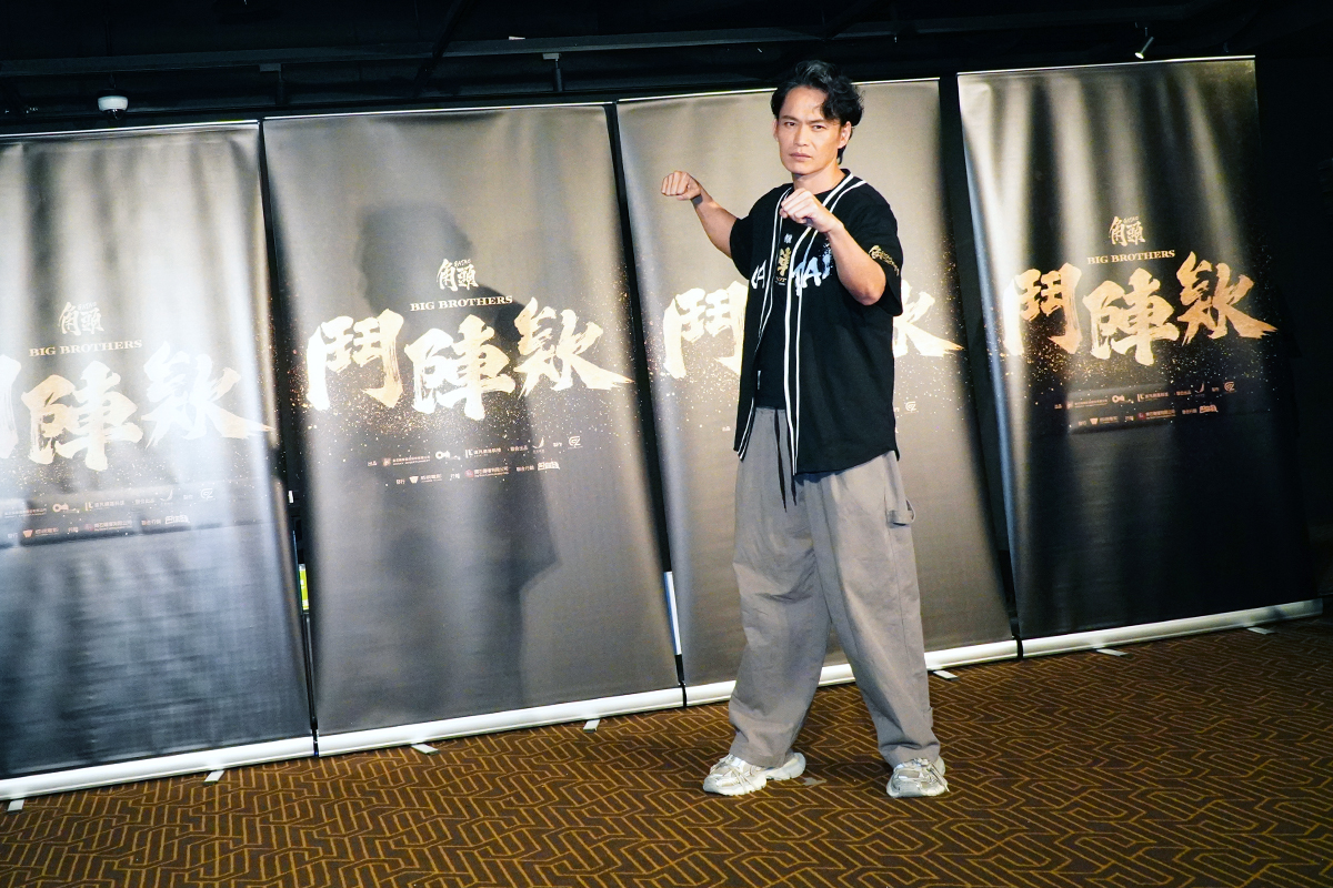 【車勢星聞】影音／黃鐙輝與二十位「專業女演員」對戲，想送老婆出國越遠越好。（圖：車勢星聞） 