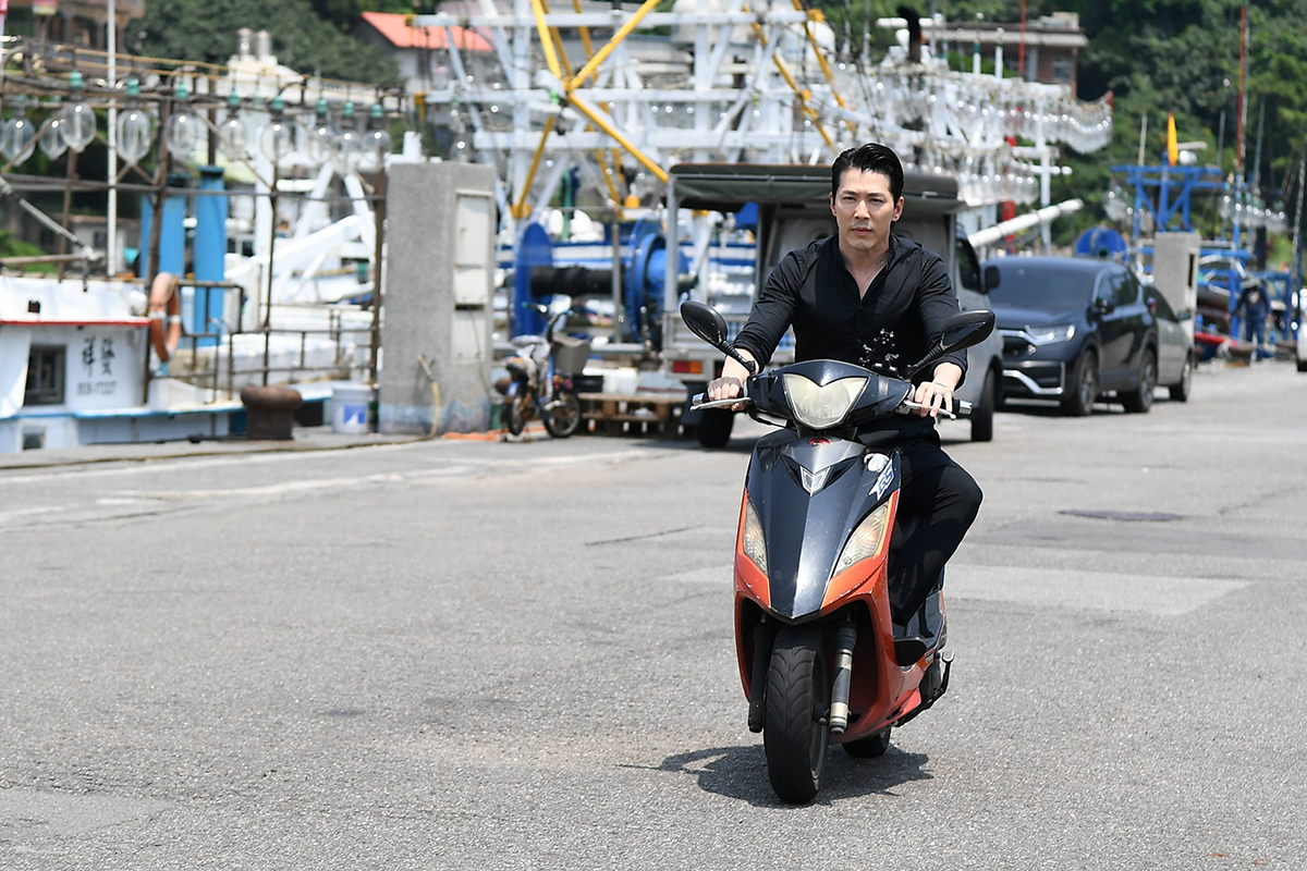 【車勢星聞】黃少祺拍戲騎「小綿羊」英勇救人,回憶「抽鑰匙」聯誼青春歲月*戲劇效果請勿模仿,騎車機車應戴安全帽 。(圖:三立提供)