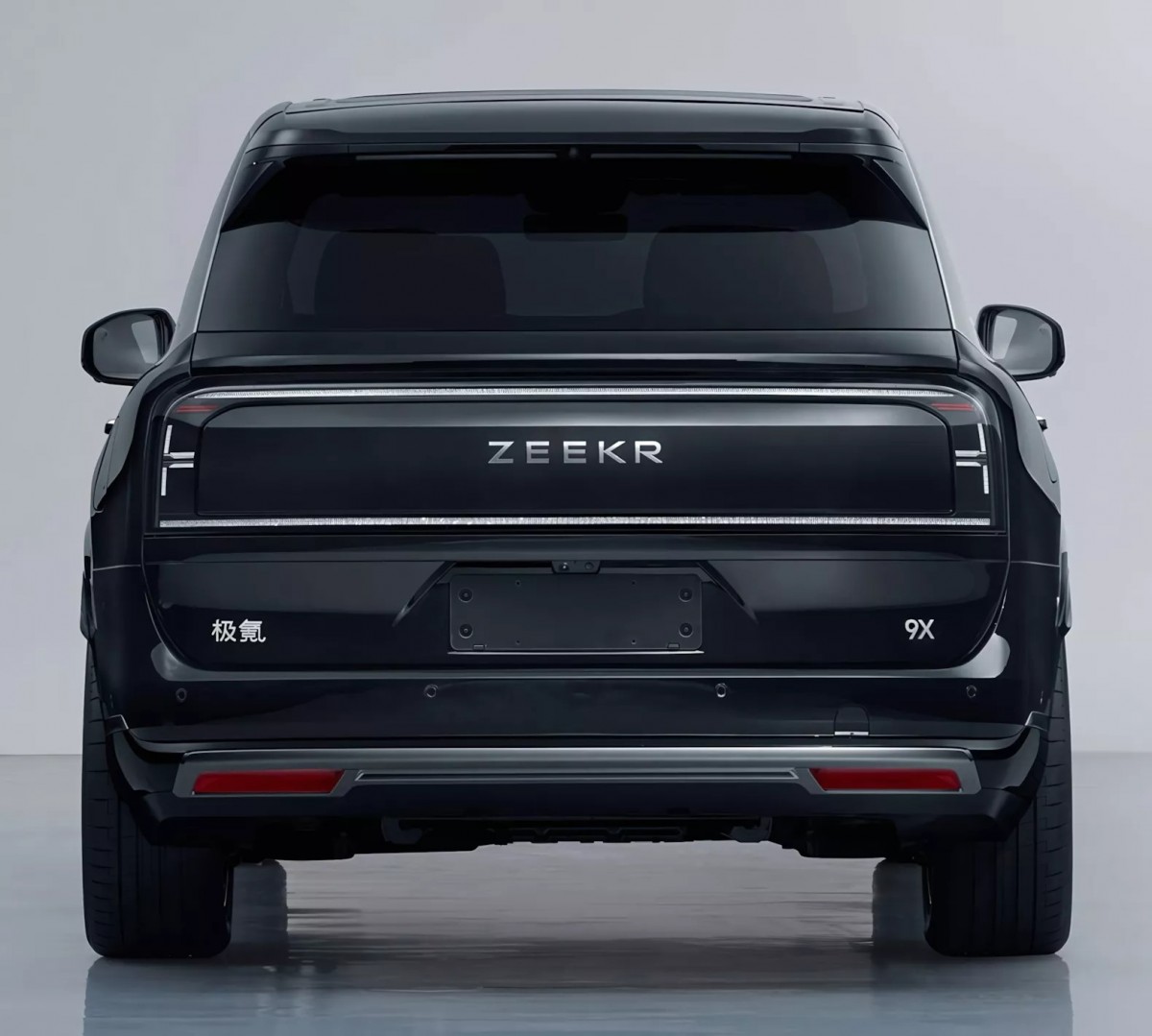 車身尺寸長5,239 mm、寬2,029 mm、高1,819 mm,軸距3,169 mm,車內採用2+2+2六座佈局。