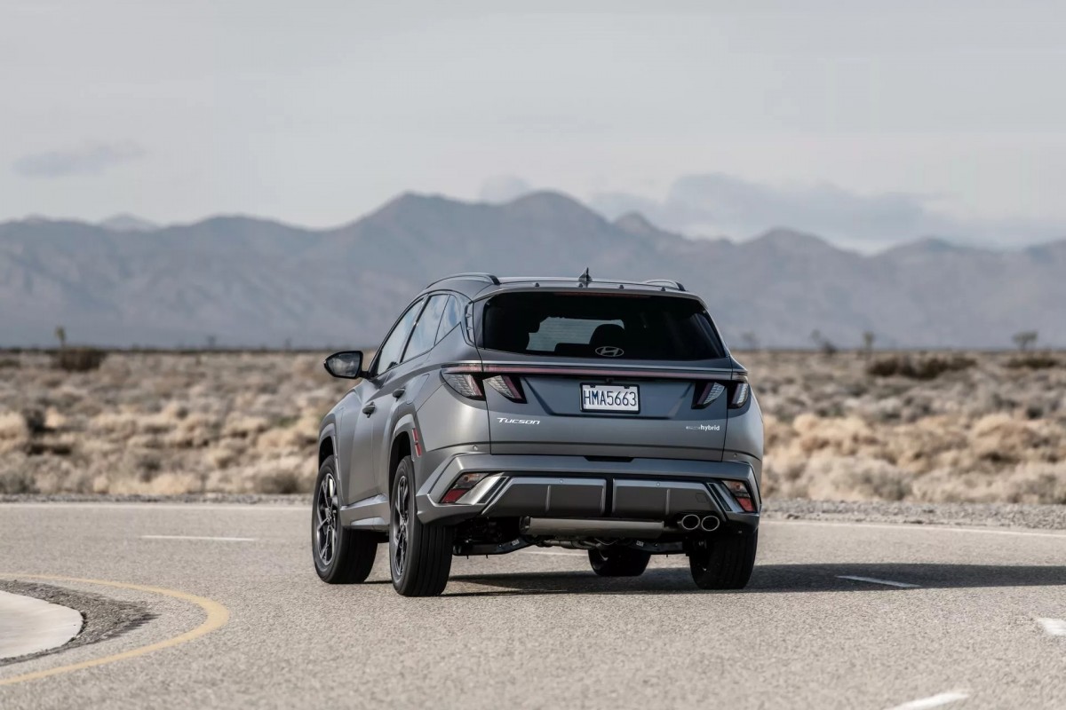 目前市場上的Tucson Hybrid N Line已搭載1.6升渦輪四缸引擎與小型電池組,綜效馬力為231匹,扭力達到37.4公斤米。