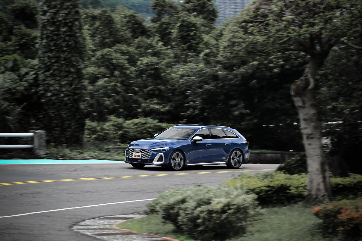 重踩油門能量湧現時間比A5更快速，367hp /56.1kgm動力也帶來飽滿強勁的加速力道。