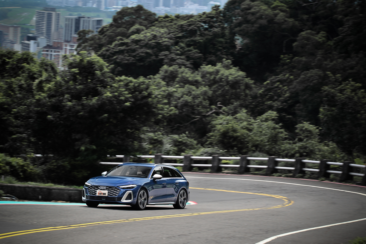 S5 Avant俐落轉向與車尾積極個性，就算用舒適模式也能開得飛快且令人開心。