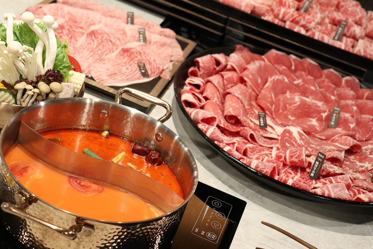 精緻鍋物《新・肉多多》開幕買一送一，「隱藏版服務」吃蝦不怕弄髒手。（示意圖）