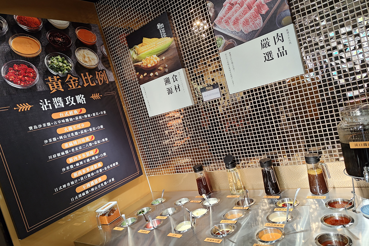精緻鍋物《新・肉多多》開幕買一送一，「隱藏版服務」吃蝦不怕弄髒手。（示意圖）