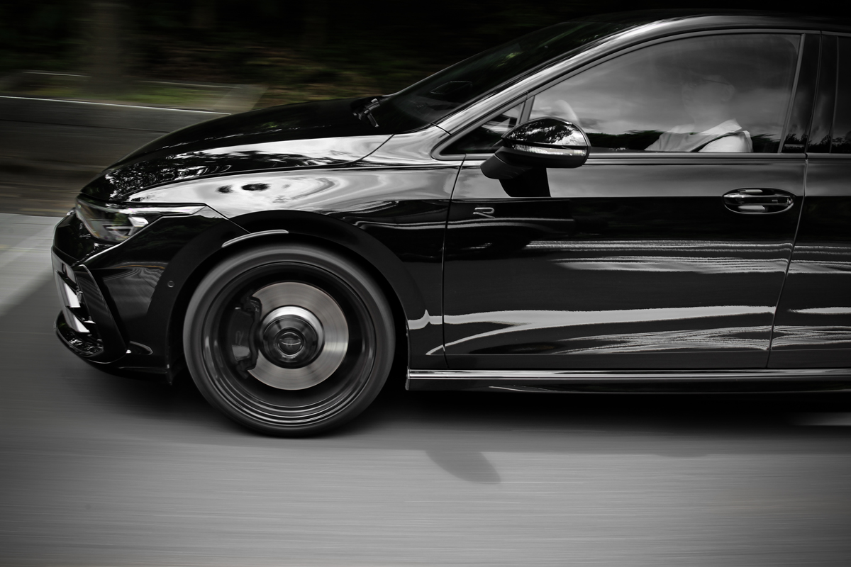 Golf R Black Edition無論動力或是底盤配備都是車系最強版本。