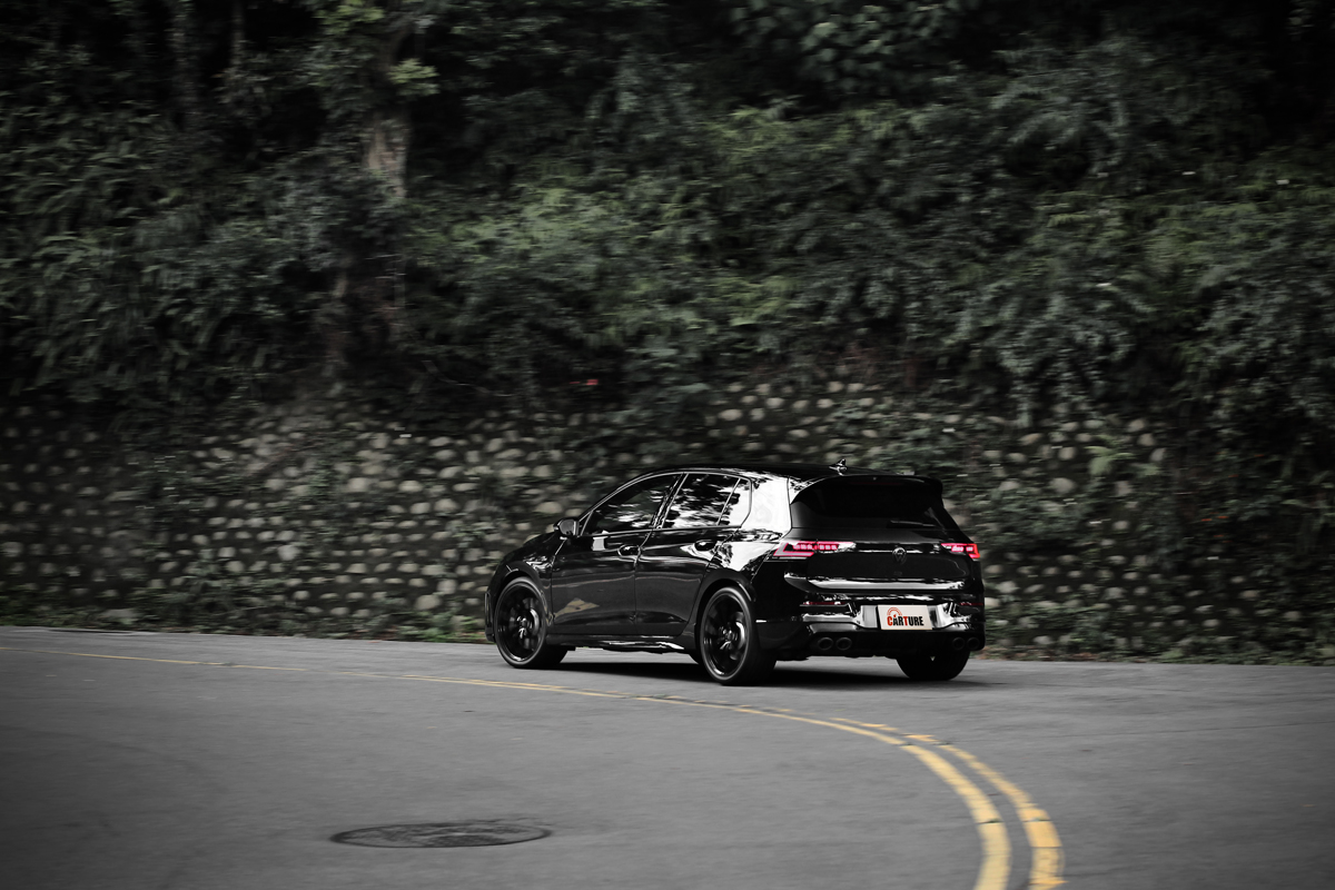 4MOTION主動式智慧型四輪驅動和R Performance扭力分配系統讓任何人駕駛Golf R Black Edition都可以開得很快。