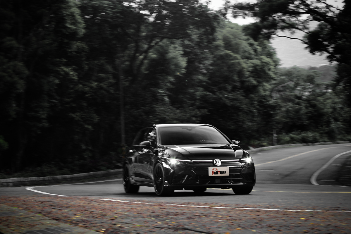 Golf R Black Edition的懸吊設定和底盤調校，用舒適模式跑山就能輕鬆跑出頗快的步調。