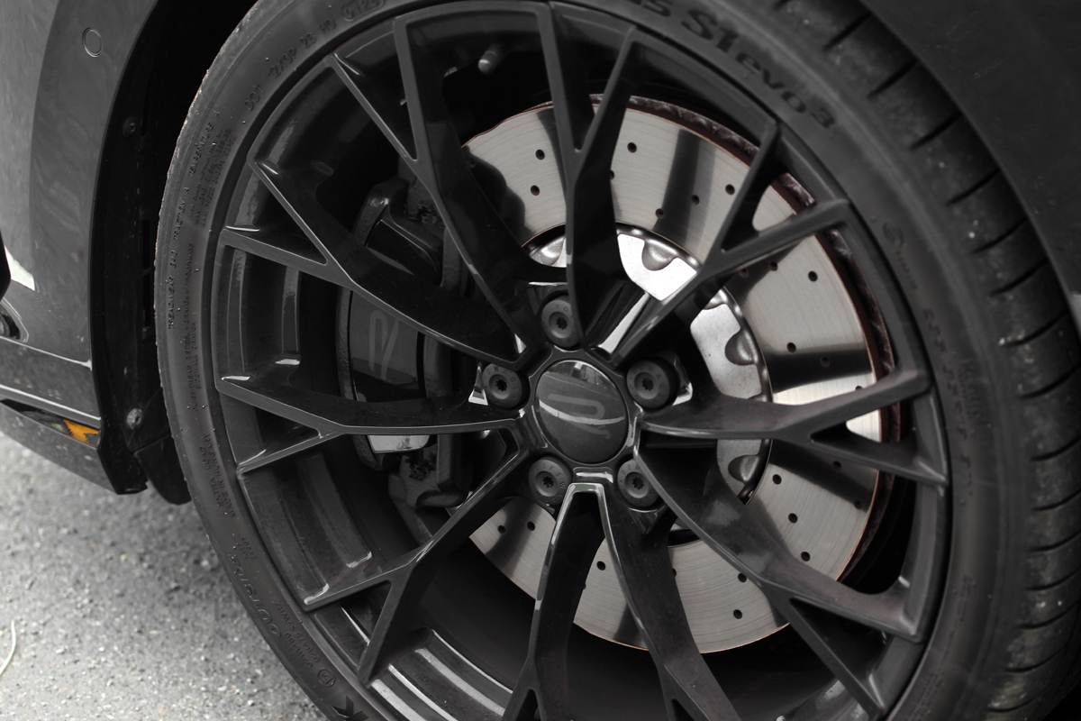 Golf R Black Edition配備19吋Warmenau輕量化鍛造輪圈。