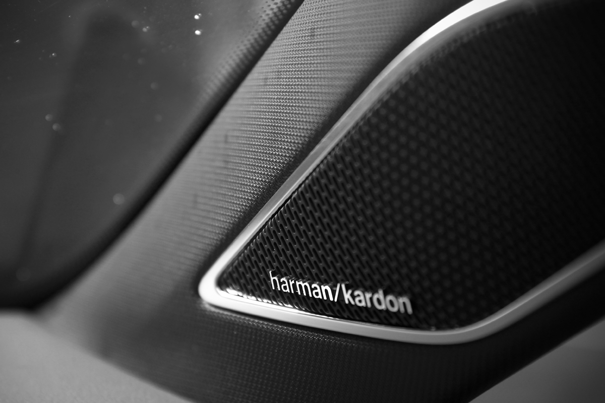 配備Harman Kardon音響與10支揚聲器。