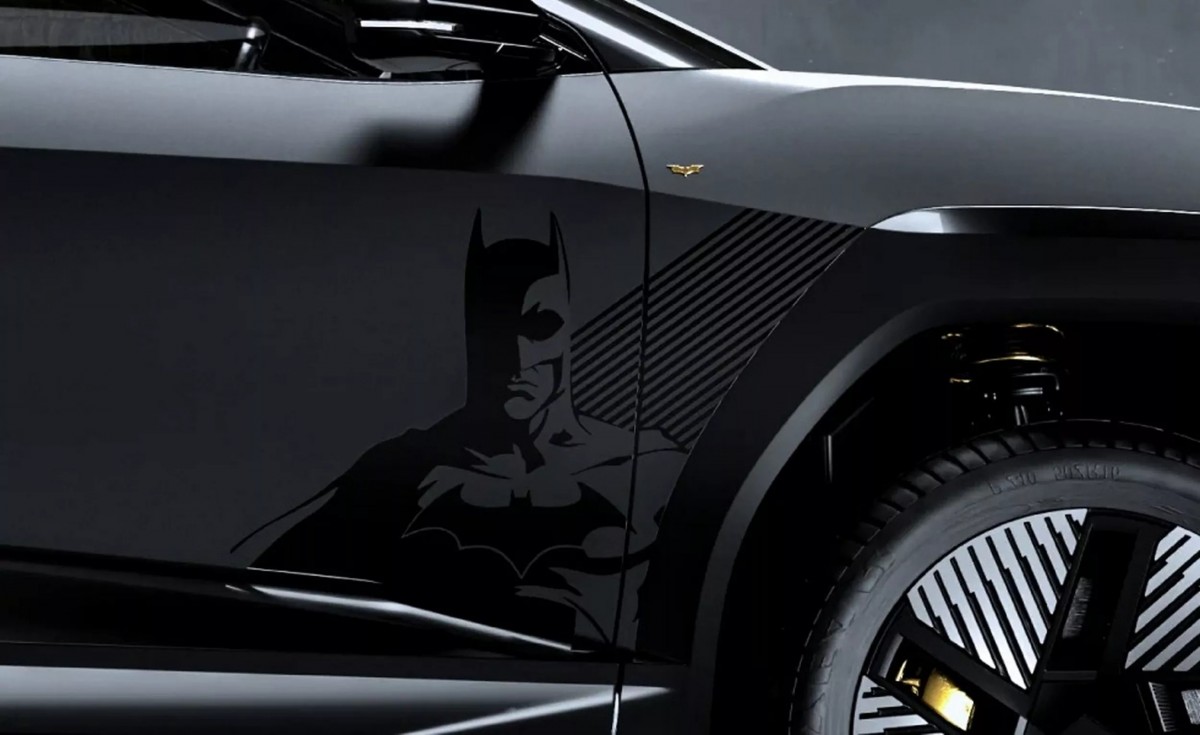 車身側邊可見金色蝙蝠徽章與Batman字樣貼紙。