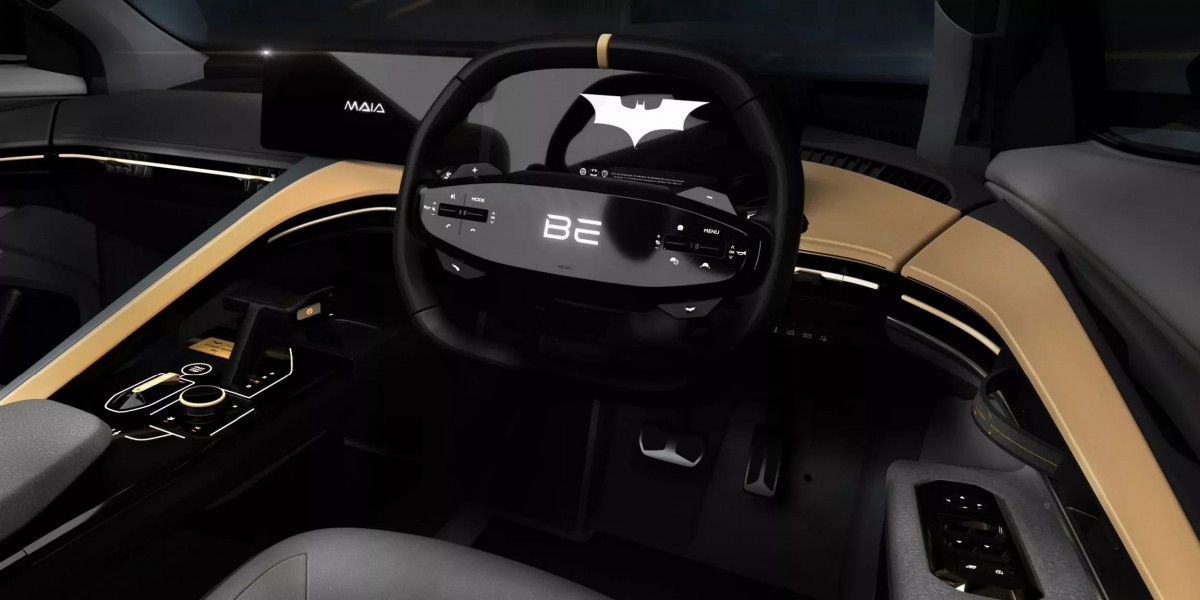 車內設計延續外觀主題,採用黑色麂皮與真皮混搭,搭配金色縫線與徽章點綴。