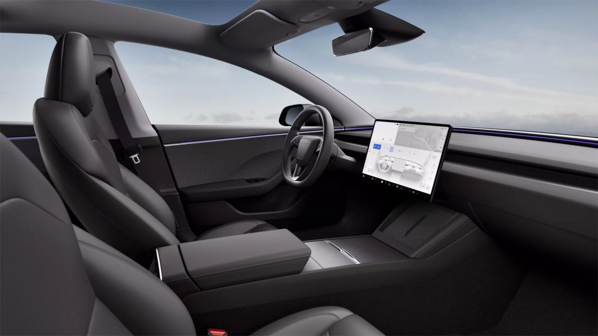 Model 3 Highland推出後，新設計取消了傳統撥桿，改為方向盤上的按鍵操作。