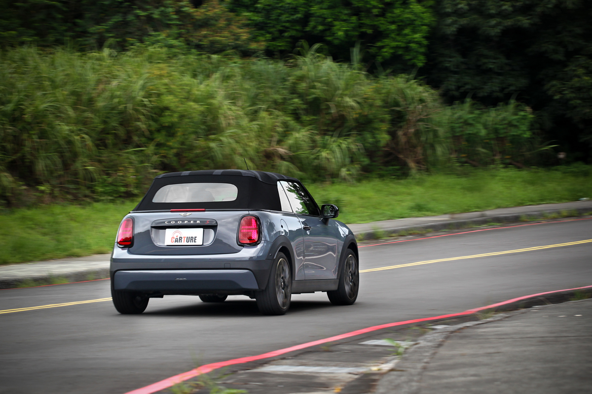 嚴格說無論動力或動態，敞篷版本還是略較三門硬頂Mini Cooper S「溫和」些，但依然絕對夠嗆夠快。