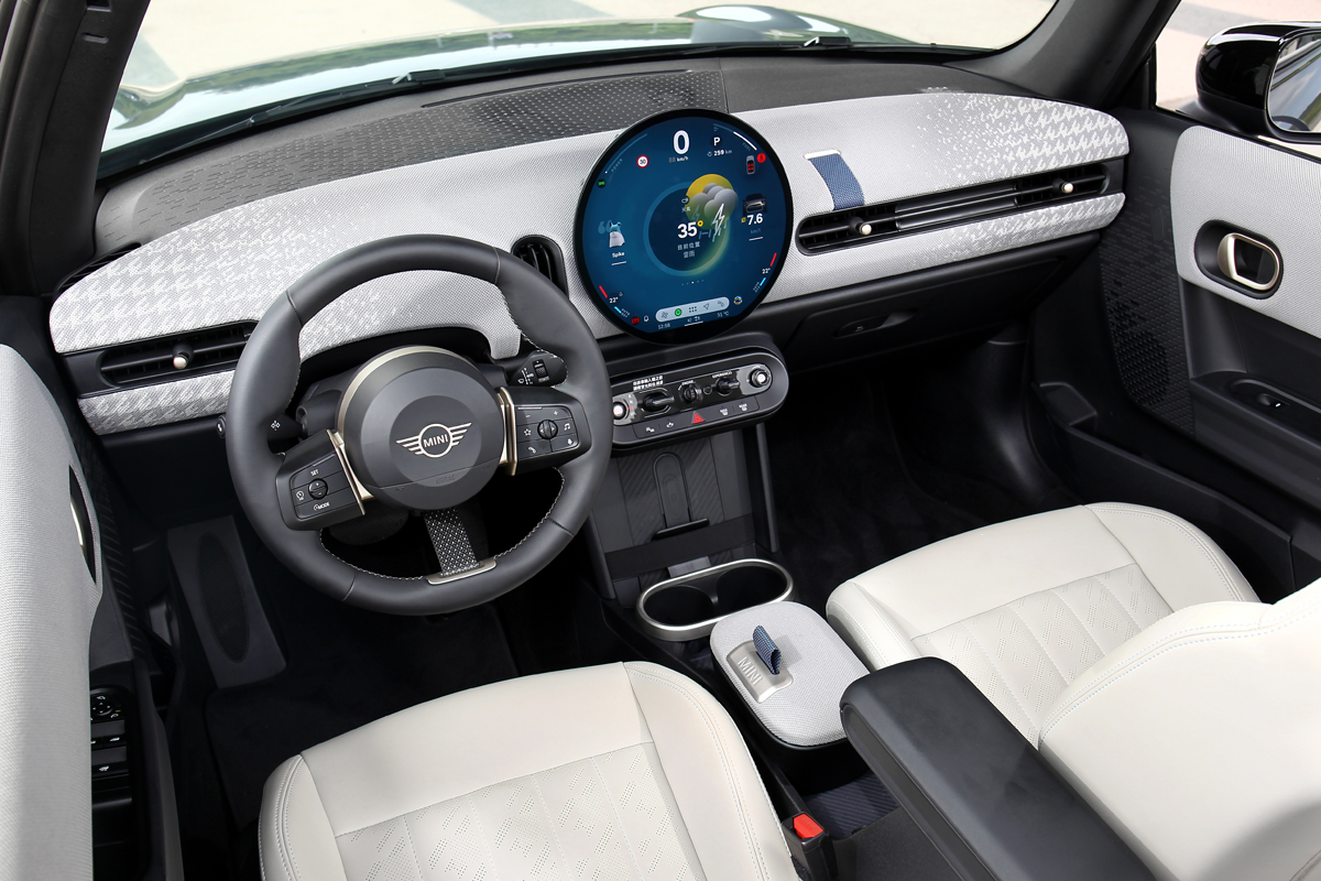 座艙佈局依然很Mini，新世代車款大量運用織布材質鋪陳，也是構成辨識度極高車室的主要理由。