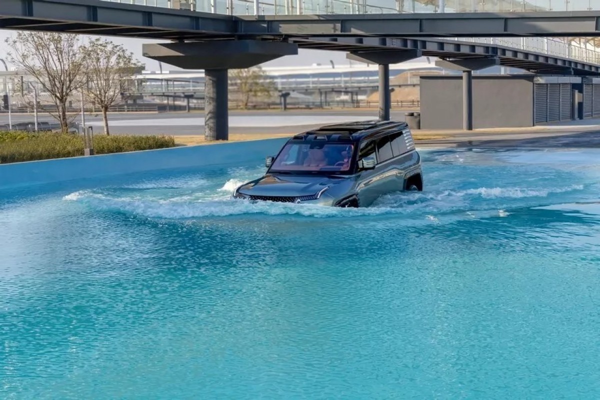 BYD甚至打造出一座70公尺長的「涉水池」，這不僅是噱頭，更是為了實測仰望U8的水上漂浮與慢速推進能力。