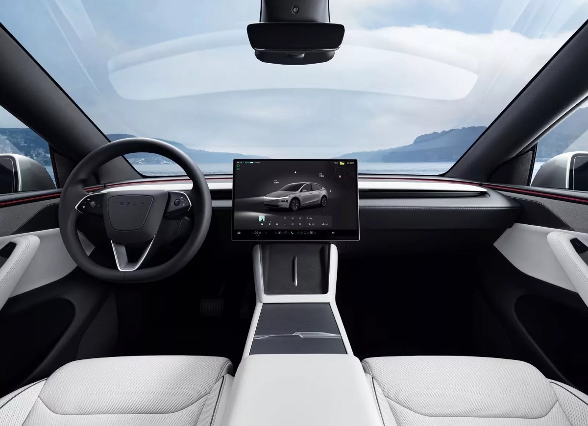 Model Y L在內裝部分也進行多項升級。