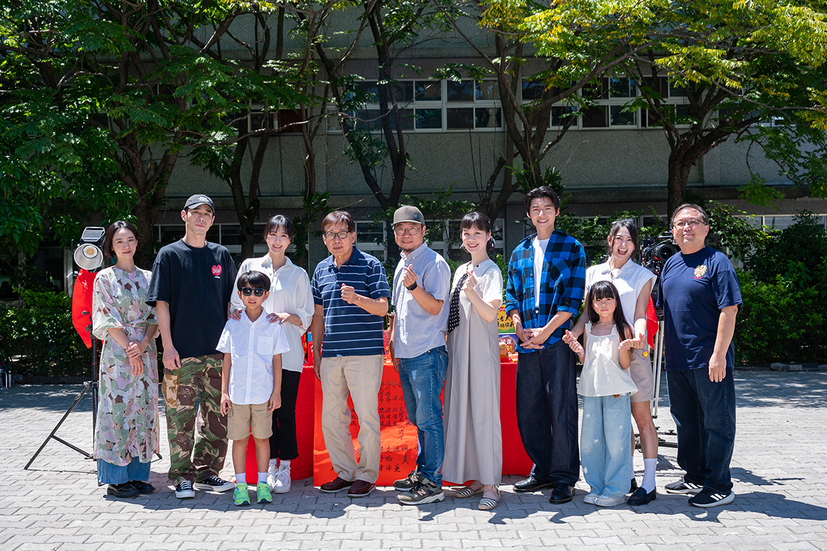 【車勢星聞】《轉角那間心藥局》正式開鏡，魏蔓與黃騰浩保持距離培養默契。（圖：大愛電視提供） 